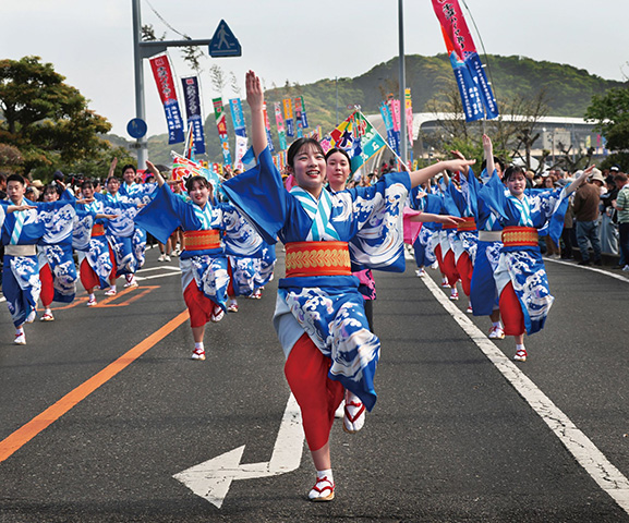 牛深に伝わるハイヤ節は、佐渡おけさや阿波踊りといったハイヤ系統民謡のルーツといわれる。毎年4月には3日間にわたって「牛深ハイヤ祭り」が催され、なかでも数千人の踊り手が商店街を練り歩く「ハイヤ総踊り」は圧巻のひと言。