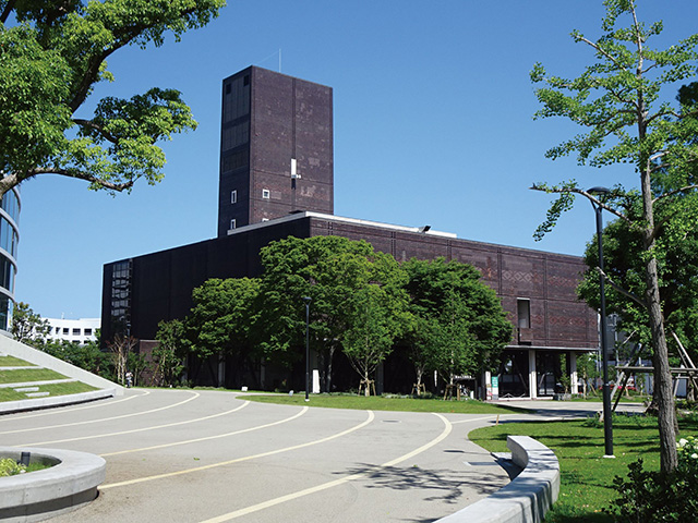 福岡ゆかりの作家の作品を中心に、久留米絣や九州古陶磁など幅広い美術品をコレクションする。特別展やイベントも開催し、新たなアートシーンも紹介。約5万冊の美術図書を所蔵する図書室や喫茶店を併設する。天神駅から徒歩圏内でアクセス良好。