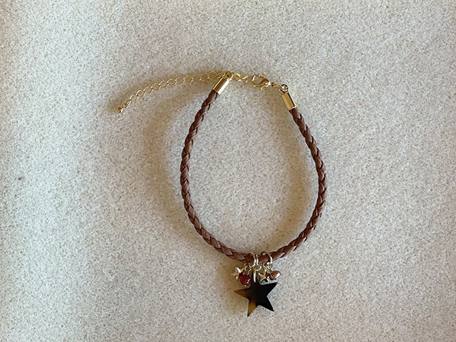 ハンドメイドのアクセサリーショップ。ワークショップで一番人気の革ひものブレスレット作りは、天然石やビーズなど好きなチャームでオリジナルのブレスレットを作ることができる。糸島を訪れた記念やおみやげにぜひ。