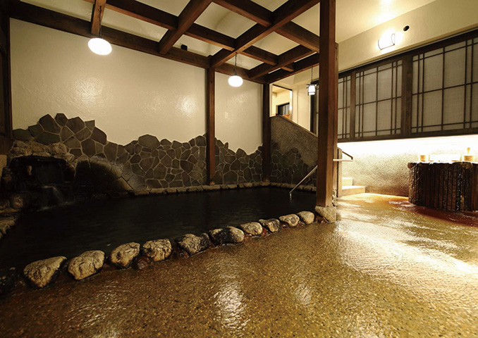 JR二日市駅から徒歩10分の歴史的温泉施設。風情ある木造3階建て、2階にはのんびりくつろげる休憩室がある。源泉かけ流しで弱アルカリ性の単純温泉の湯は「美肌の湯」と呼ばれ、特に神経痛や皮膚病などに効くと評判だ。