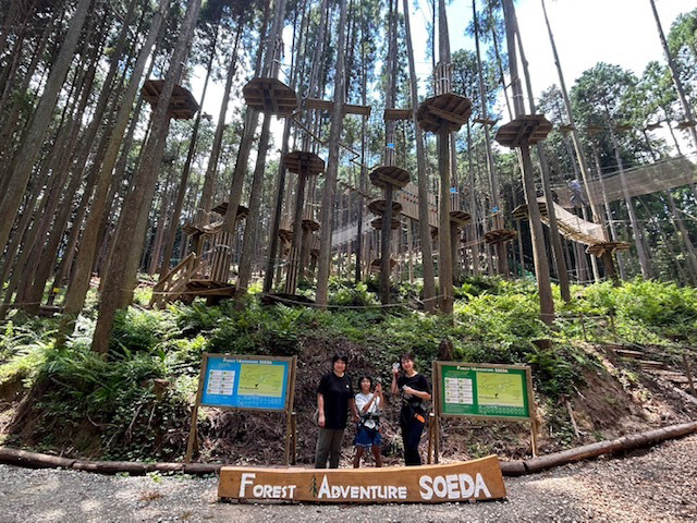 広大な山林を活用した自然体験が人気。ハーネスなしで楽しめるリトルクエストから、スリル満点のロングジップなどを設置したアドベンチャーコースまで3種類。生き物を観察できるビオトープやヤギと触れ合える牧場もぜひ。