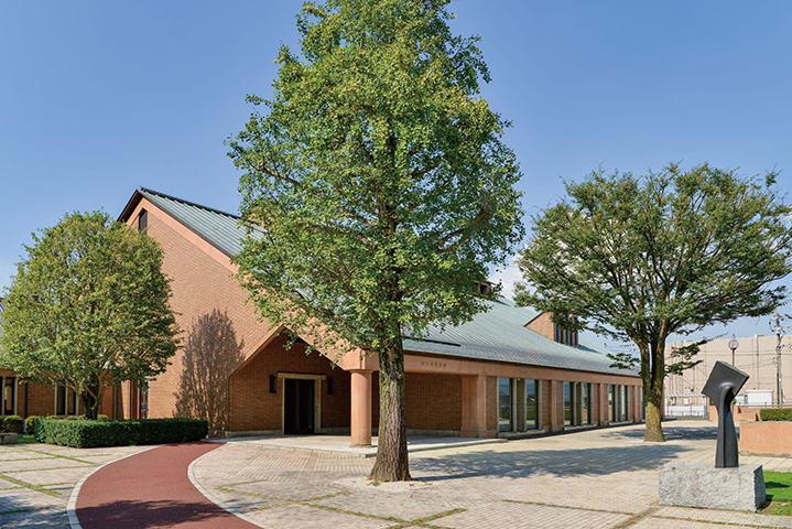 筑豊初の本格的な美術館として開館し、郷土ゆかりの作家を中心に企画展を開催。市民に親しまれる美術館として、地元の美術を広く紹介しており、若きアーティストを支える取り組みも活発。筑豊から芸術家が羽ばたく環境を目指す。