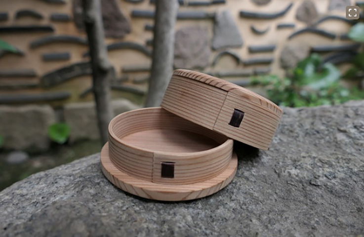 博多町人の暮らしや文化を学び、体験できる観光施設。日替りで、博多人形、博多張子、博多独楽の絵付け体験（各￥2,200、入館料込）や博多曲物の制作体験を行う。毎週木曜は1日2回、博多曲物のアクセサリーケース作りを開催。工芸士の指導のもと、杉板のパーツを綴じ合わせて作る。