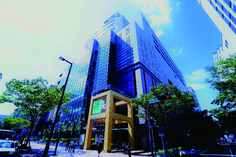 都会の空を映す福岡アジア美術館が入った近代的な高層ビル