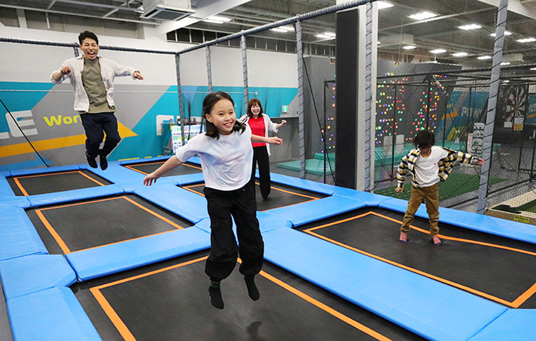 九州初となる体感＆体験型のアミューズメント施設。卓球、ダーツなどの定番からトランポリンとARが融合した「VALO JUMP」といった新感覚スポーツまで30種類以上のコンテンツが集結。コミックコーナーも完備している。