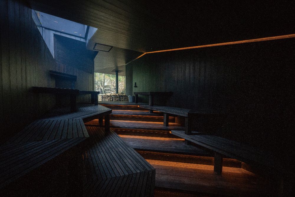 御船山楽園ホテルらかんの湯の、間接照明が美しい瞑想的な雰囲気のサウナ室