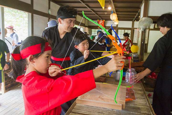 江戸時代の街並みを再現した園内で、忍者体験ができる。手裏剣投げ（￥300）などの体験に加え、忍者衣装レンタル（大人￥1,300ほか）もすれば気分はさらに盛り上がる！　迫力ある忍者ショー（1人￥500）は毎日開催している。