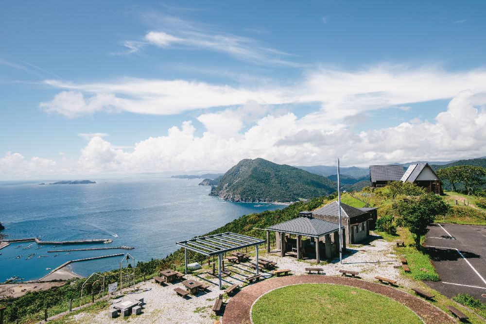 高平キャンプ場から望む、眼下に広がるリアス式海岸の雄大なオーシャンビュー