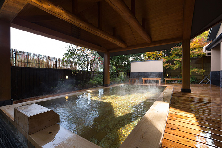 毎分500ℓの湧出量を誇る天然温泉。九州でも有数の、ラドンをたっぷり含んだ温泉で、贅沢なかけ流しを楽しめる。男女日替りの大浴場は、ヒノキと岩風呂の2種類。それぞれに内風呂と露天風呂があり、サウナ、ジャクジー、打たせ湯などがそろう。種類豊富な家族風呂も魅力。