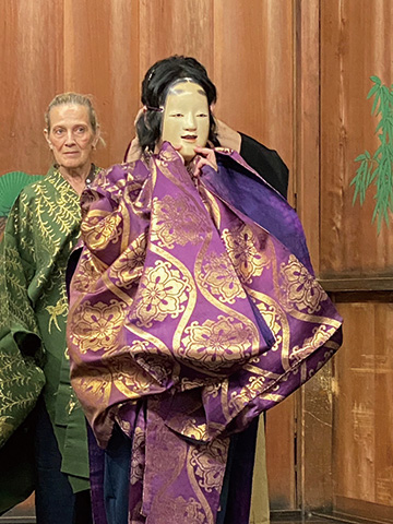 能楽師であり、重要無形文化財保持者でもある森本哲郎さんから、日本の伝統演劇「能」を学ぶ。体験レッスンでは基礎知識を学ぶだけでなく、能舞の鑑賞や、舞台上で能面を付けて動きを体験。能装束を着て記念撮影も行う。