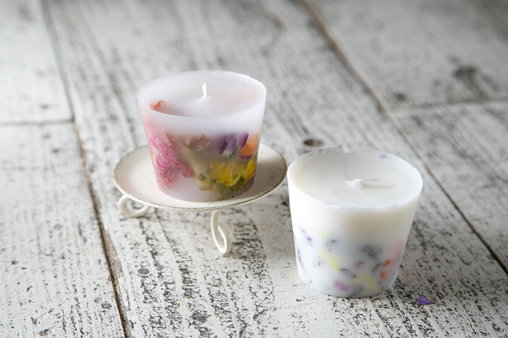 福岡市・天神で非日常を体感できるキャンドルスタジオ。九州産の花で作るドライフラワーとアロマに包まれながら創作できる。体験レッスンから資格取得まで対応可能で、手作りギフトにも最適。創作後は、オリジナルハーブティーとスイーツと共に、至福のひと時を。