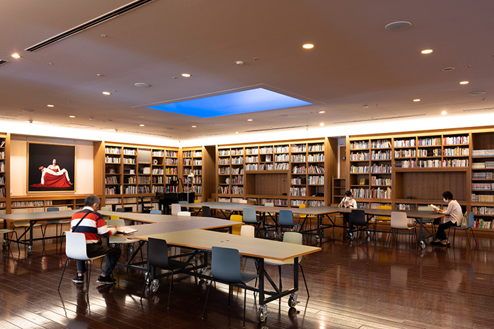 熊本の中心市街地にあり、誰でも気軽にアートに触れる時間を過ごせる美術館。メインギャラリーの企画展以外は無料で、世界的アーティストの作品が建築と融合し、九州ゆかりのアーティストの作品を紹介するギャラリーもある。