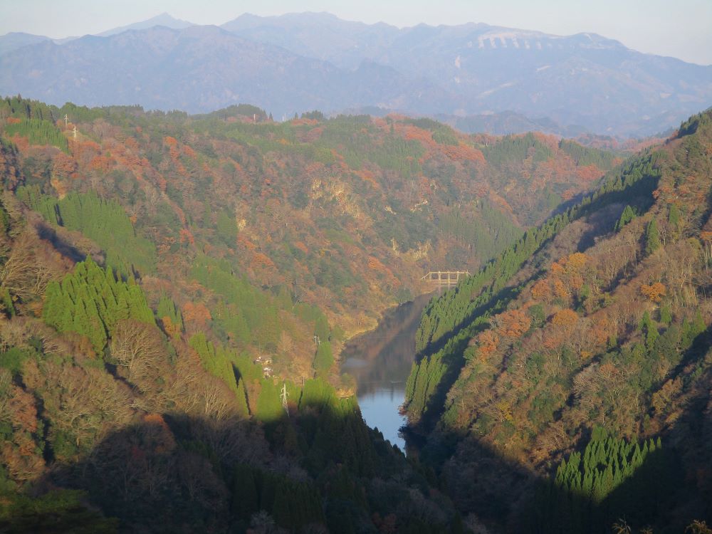 九州のグランドキャニオンと呼ばれる蘇陽峡の、雄大な紅葉の渓谷風景