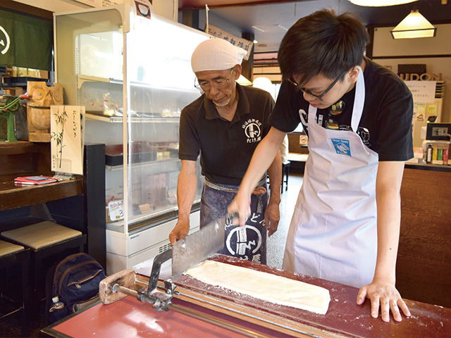 筑後地方に伝わる伝統的なうどん作りが体験できる教室。職人が直接指導し、筑後うどん特有のふんわりしつつも粘りとコシのある麺を粉から作る工程が学べる。自身で打った麺は温麺やざるうどんとして試食でき、お好みでトッピングも可能。自分で作り上げたうどんの味は格別だ。