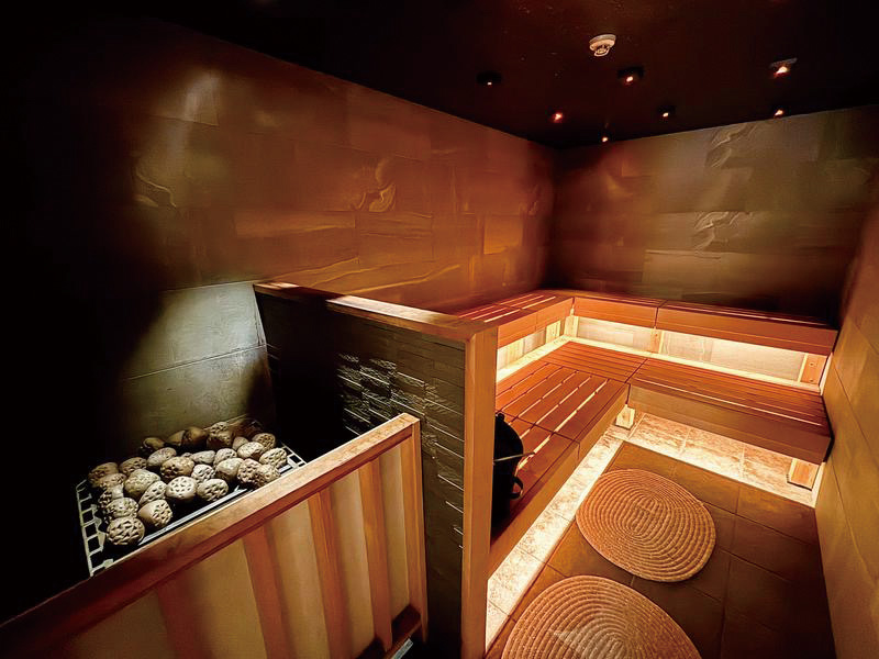 グランピング五感にある、間接照明がおしゃれでモダンなサウナ室