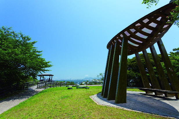 西公園の展望広場にあるユニークな形の木製あずまやと、そこから見える景色