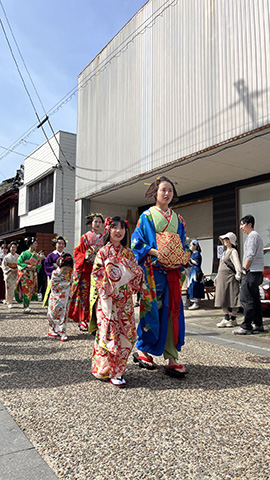 福岡県大川市の小保・榎津地区で、春に開催される藩境まつりは、今年で24回目を迎える。江戸時代の藩境を今に伝える街並みを舞台に、工芸品やグルメ、伝統芸能が楽しめる。日吉神社の船神輿曳きなど、歴史的な神事も行われ、地域の熱意を感じる魅力あふれる祭りだ。