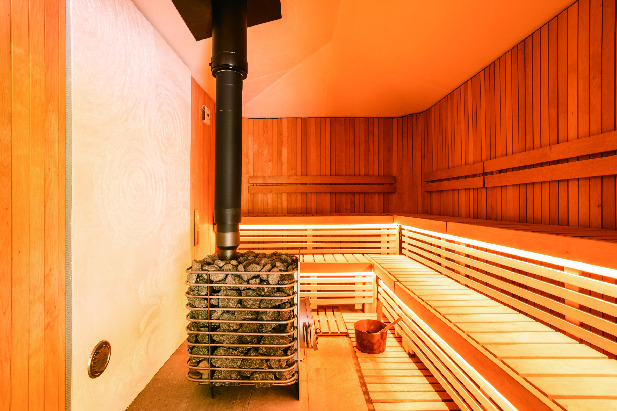 ロッジきよかわのJOKI SAUNA、薪ストーブが特徴的な明るい木製のサウナ室