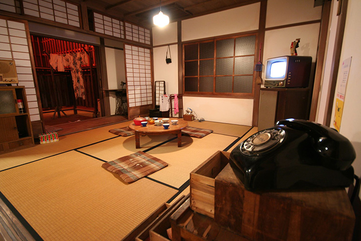 昭和30・40年代の民家や駄菓子屋、学校の教室などが再現され、昭和の暮らしや遊びを体感できる。民家ゾーンにある黒電話は実際に電話をかけることができ、お風呂やトイレにも仕掛けがある。おみやげコーナーの昭和グッズもぜひ。