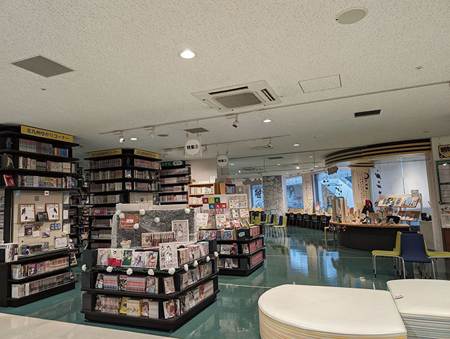 松本零士、わたせせいぞう、北条 司など著名な漫画家を数多く輩出している北九州市の漫画文化の拠点施設。〝見る・読む・描く〟の３方向から漫画の魅力を体験できる。約7万冊の漫画が自由に閲覧できるほか、地元ゆかりの漫画家の展示や、多彩なイベントを実施する。