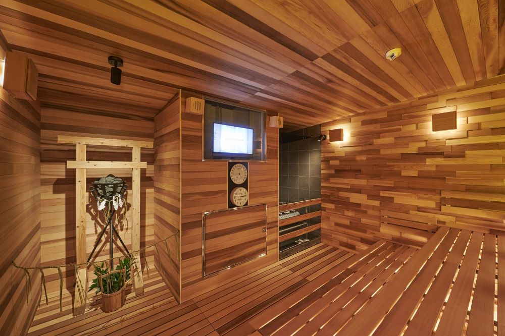 筑紫野天拝の郷の、神棚とテレビが設置されたユニークで豪華な木製サウナ