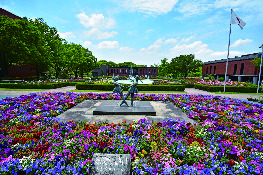 久留米市美術館の、色とりどりの花に囲まれた彫刻が美しい庭園