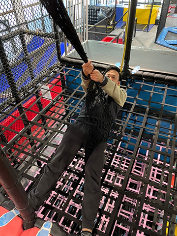 全天候型のアスレチック施設。トランポリンは気軽なものから競技用の本格派も。ほか日本初上陸のスパイダーフォール、浮遊感にハマるドーナツスライダーなどで、遊びながら運動できてリフレッシュに最適。各60分の定員制。