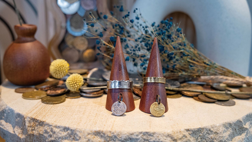 世界各国の硬貨を加工してオリジナルリングを作る「コインリング作り」が体験できる。50か国1万枚以上のコインから選んで、おそろいのデザインのペアリングや、生まれ年のコインのバースデーリングなどが作れる。くり抜いた中央部分はペンダントトップとして活用できる。