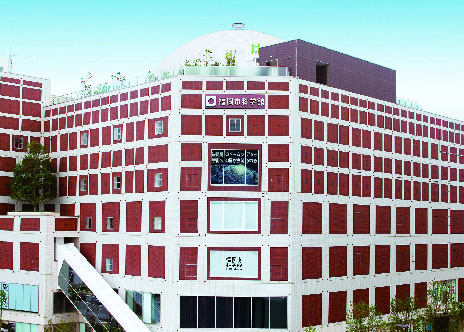 福岡市科学館のレンガ調の特徴的な外観と屋上のドーム