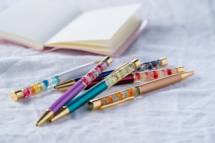 ハーバリウムボールペンは、本物の花をオイルに浸し密封した美しい筆記具。多種多様な花材から選び、世界で一つだけのペンを作れる。手元で揺れる花が心を癒し、ギフトにも最適。お手入れ不要で長く楽しめる。