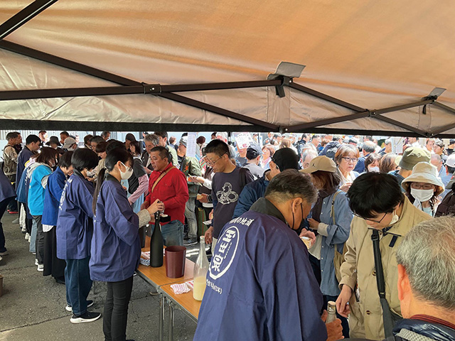 清酒「玉出泉」で知られる「大賀酒造」は、1673（延宝元）年の創業という福岡県内最古の酒蔵。春の酒蔵開きでは日本酒や焼酎、梅酒の有料試飲が楽しめるほか、酒まんじゅうや奈良漬け、酒粕なども販売される。