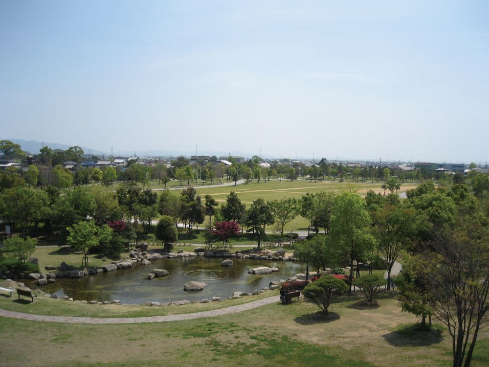 水沼の里2000年記念の森の高台から見下ろす、池と広大な芝生広場