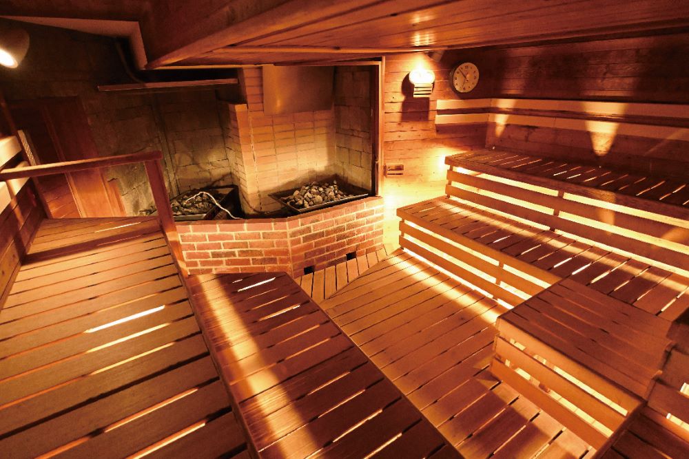 ウェルビー福岡の、レンガ造りのストーブが特徴的な本格フィンランド式サウナ