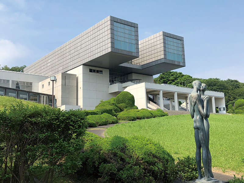 丘の上に建つ北九州市立美術館本館の、特徴的な直方体が突き出たモダンな建築