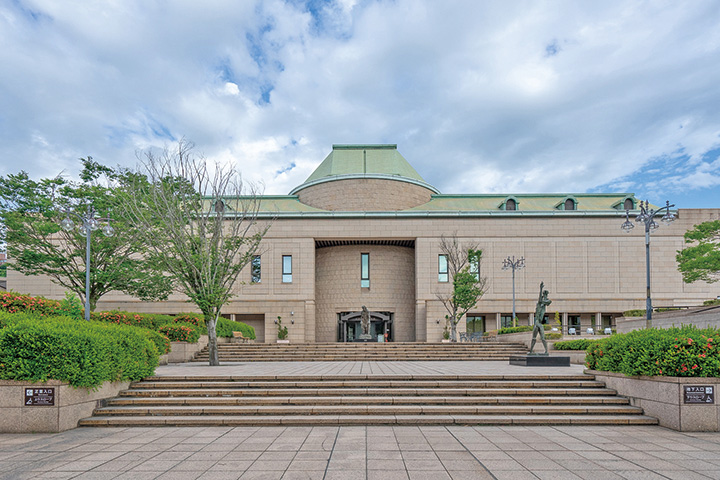 薩摩藩主・島津氏の居城跡に立つ美術館。黒田清輝、藤島武二ら郷土作家の作品に加え、モネの《睡蓮》や、ピカソの《女の顔》など19世紀以降の西洋美術作品を多数所蔵。薩摩焼の名品や、桜島をモチーフにした絵画コレクションも見逃せない。