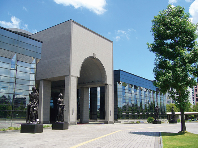 アジアとの交流が生んだ独自の歴史と文化を発信する博物館。国宝金印「漢委奴国王」や、名鎗「日本号」を常時展示する。年一度公開の国宝刀「圧切長谷部」も見逃せない。また、体験学習（みたいけんラボ）ではおもにアジア各国の遊びと暮らしの道具を手に取ることができる。