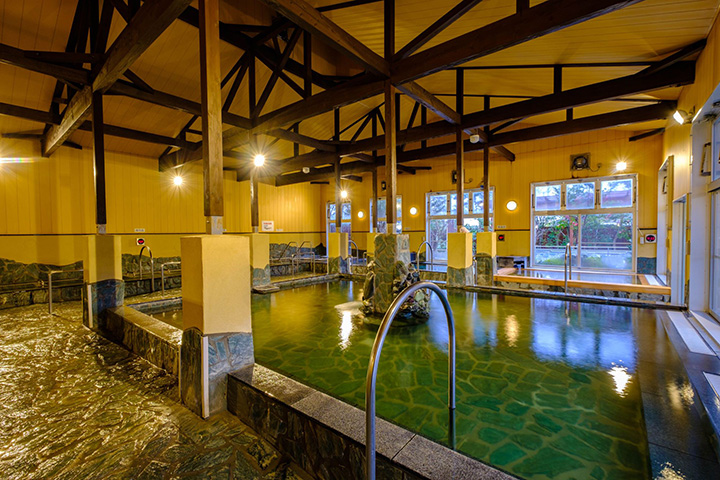 大牟田初の100%天然温泉施設。泉質はpH9.8を誇るアルカリ性単純温泉で、肌触りは柔らかく、お肌はすべすべに。露天風呂や歩行浴など15種類の多彩な浴槽のほか、男女それぞれ4つのサウナもそろう。10室の家族風呂は全室露天風呂付き。併設のトレーラーハウスでは宿泊＆BBQも楽しめる。