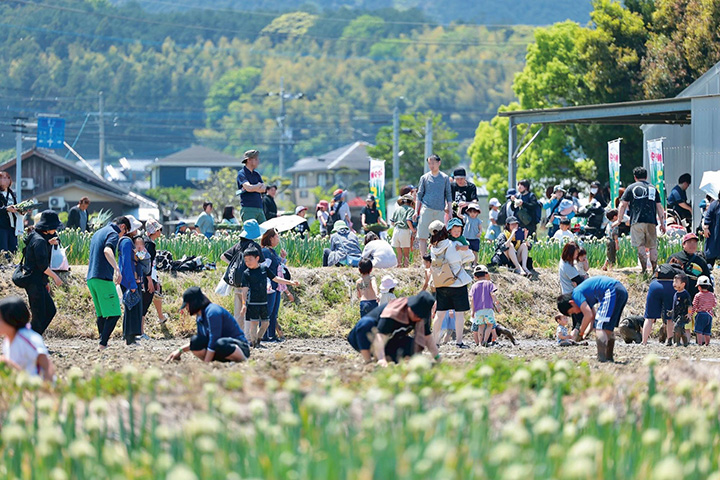 糸島市雷山の麓で200年以上続く農家「弥冨農園」が主催する珍しい〝ネギフェス〟。糸島ネギの収穫体験＆どろんこ（1回￥500）では、糸島ならではの商品をゲット。ネギグルメや子供が遊べるどろんこゾーンもあり、家族みんなで楽しめる。
