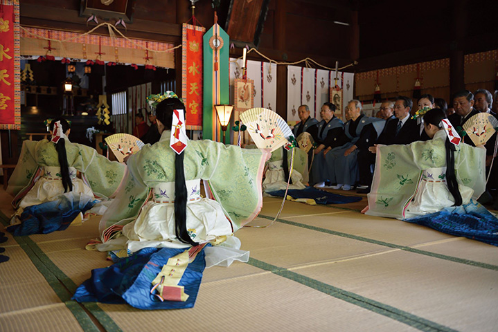 全国の水天宮の総本宮で開かれる春の例大祭。水神信仰、安産、水難除け、子授け、子供の守護神の祭りとして、多くの参拝客でにぎわう。5/3㊗の献茶祭から始まり、4㊗の御神幸祭、5㊗の例大祭へと続く。