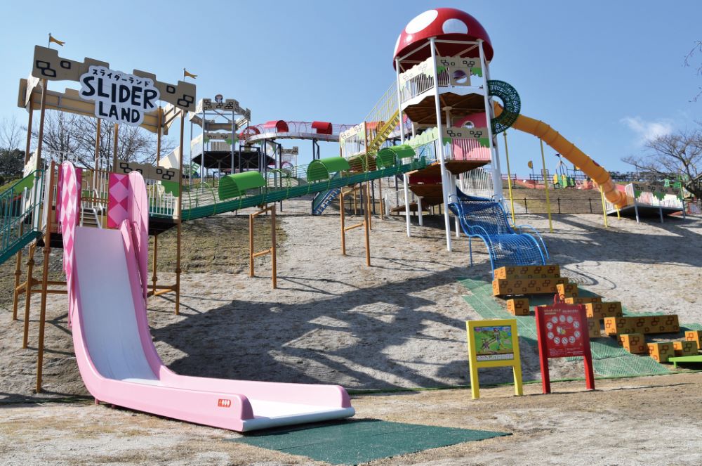 大野城いこいの森にある、きのこ型タワーやピンクの滑り台が楽しいスライダーランド