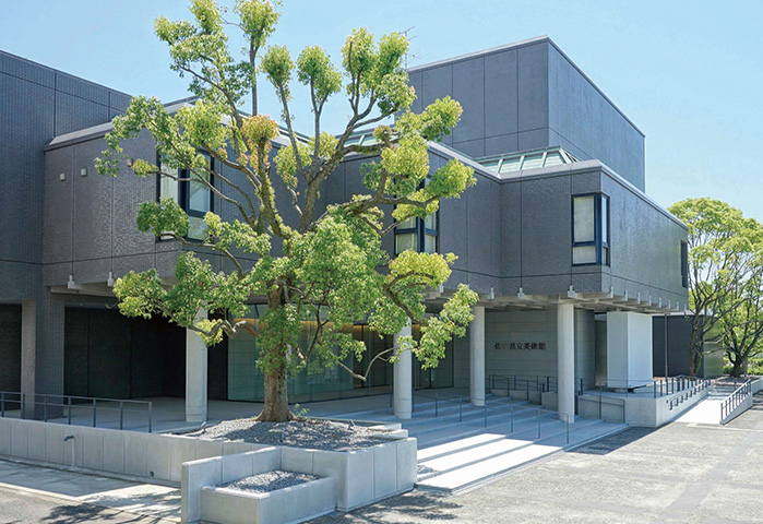 佐賀県にゆかりのある近・現代の絵画、彫刻、工芸などの資料を収集・展示する。佐賀県出身で日本の近代洋画界をリードした岡田三郎助の作品を公開する「OKADA-ROOM」は必見。郷土の歴史と文化について紹介する佐賀県立博物館が隣接。