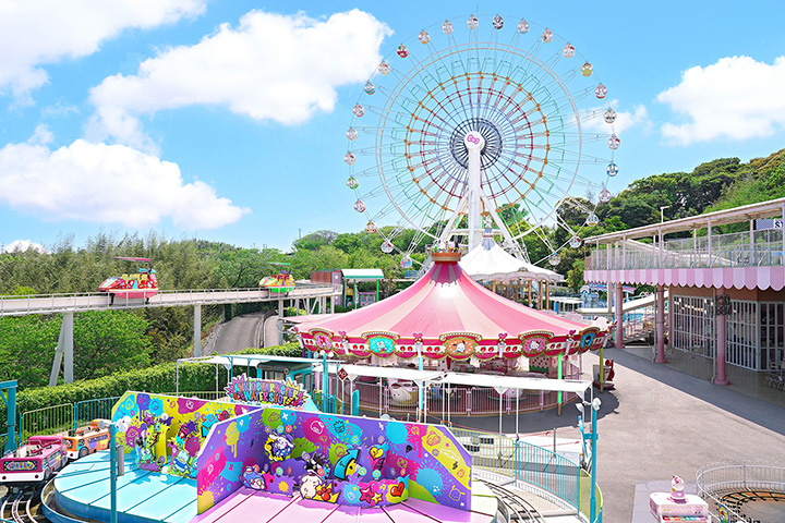 キティやマイメロディなど、サンリオキャラクターたちに会えるテーマパーク。さまざまなアトラクションやライブショーなど、目の前で繰り広げられるサンリオワールドを心ゆくまで楽しめる。また3/20㊗～6/30㊋は花と音楽で笑顔満開になるフラワーファンタジーが開催！
©2026 SANRIO CO., LTD. TOKYO, JAPAN　著作 株式会社サンリオ