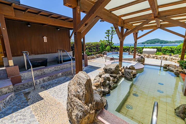 観光客にも人気のスーパー銭湯。目の前に広がる関門海峡を望む炭酸泉や陶器風呂、座楽の湯といったさまざまな露天風呂が人気。全5種類の内湯やサウナ、岩盤房、食事処のほか、ボディケアなどのサービスも充実。1万5,000冊以上のコミックコーナーもあり一日くつろげる。