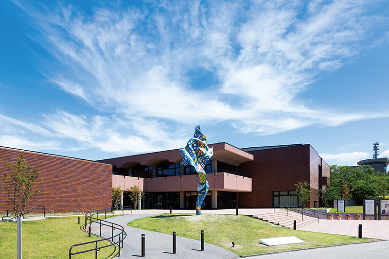 福岡市美術館の芝生の前に立つ、カラフルでモダンな野外彫刻