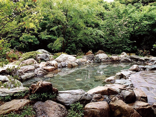 「池の山荘」に併設する日帰り温泉施設。単純アルカリ温泉で湯上がり後はお肌つるつる。大浴場のほか、露天風呂や家族風呂もあり、景色を眺めながらくつろげる。入浴後は星野の抹茶を使った濃厚なソフトクリームがおすすめ。