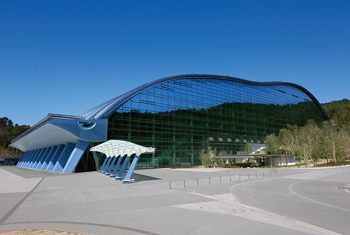 東京、奈良、京都に次ぐ4番目の国立博物館として05年に開館。九州・太宰府がアジアとの交流の中で果たしてきた役割や意義を新鮮な展示を通して分かりやすく紹介。また緑の森に囲まれて、青く輝く外観は一見の価値あり。