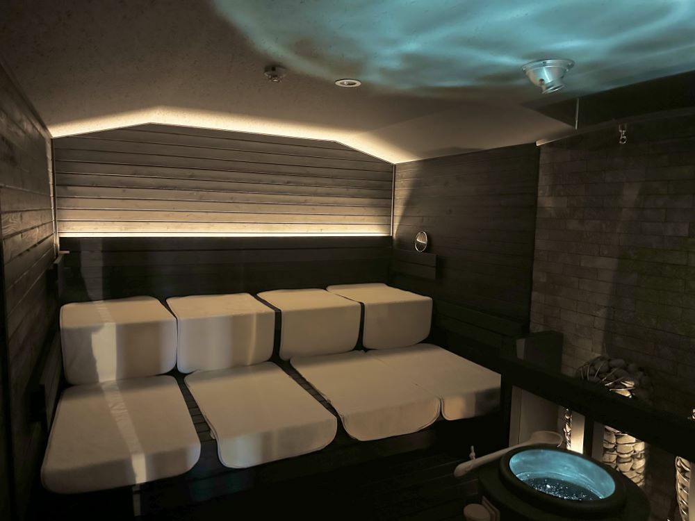 大牟田最高の湯の、白いマットが置かれた瞑想的な雰囲気のメディテーションサウナ