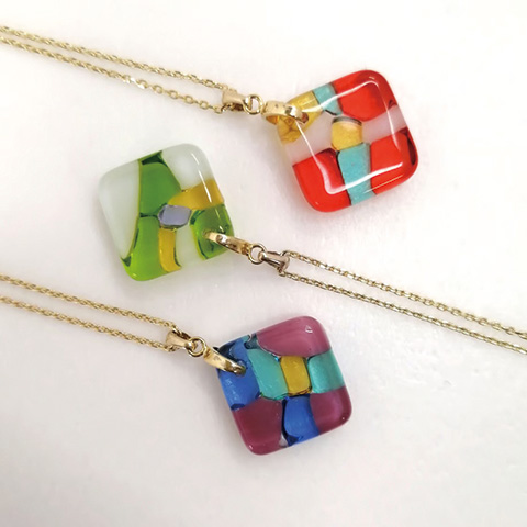 ステンドグラスの工房兼ギャラリーで、モザイク模様がきれいなガラスアクセサリーの制作を体験できる。サンプルから好みの色合いが選べ、ステンドグラス作家が丁寧に指導してくれるので初心者でも満足のいく仕上がりに。