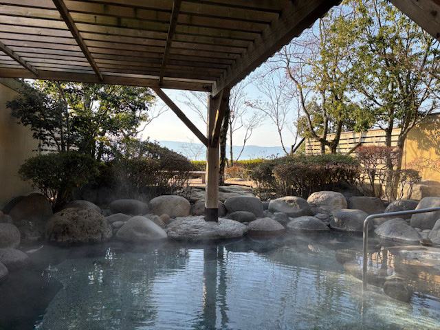 耳納連山や筑後平野を眺めながら、とろとろの美肌湯を心ゆくまで楽しめる日帰り温泉。2つの内湯大浴場（男女週替り）、2つの大露天風呂、3つの家族風呂があり、源泉かけ流しの極上湯を存分に堪能できる。澄んだ空気と豊かな緑の中で、贅を尽くした極上の時間を過ごそう。