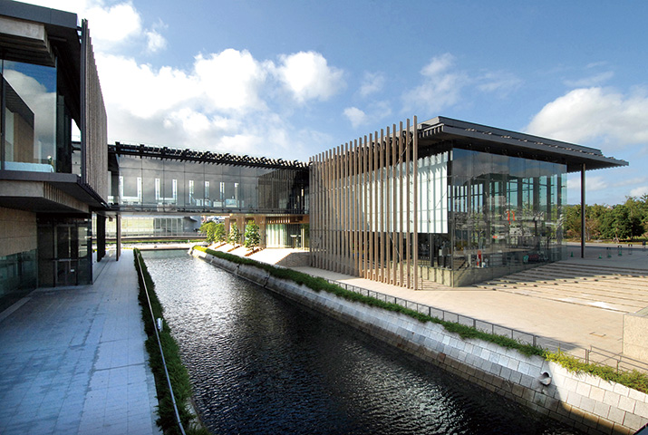 長崎港を望む絶景のロケーションにたたずむ美術館で、隈 研吾氏デザインの建物は数々の賞を受賞。長崎ゆかりの美術と東洋有数のスペイン美術コレクションを誇る。県産食材にこだわったカフェや、プラド美術館グッズを販売するショップも魅力。